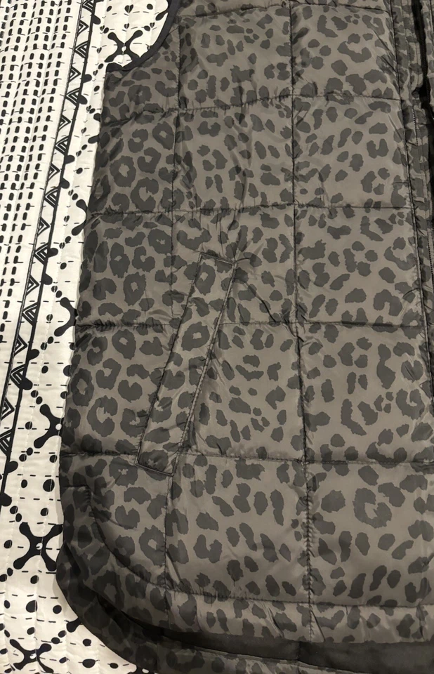 Chaleco acolchado GAP 100 % reciclado de gran tamaño estampado de leopardo oliva talla pequeña Foto 4 de 4