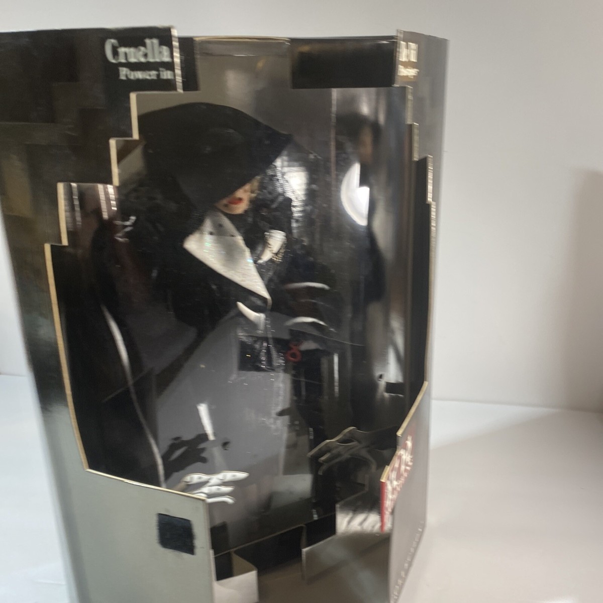 Mattel Disney: 101 Dalmatians Cruella de Vil Doll Great Mattel Disney: 101 Dalmatians Cruella de Vil Doll Great