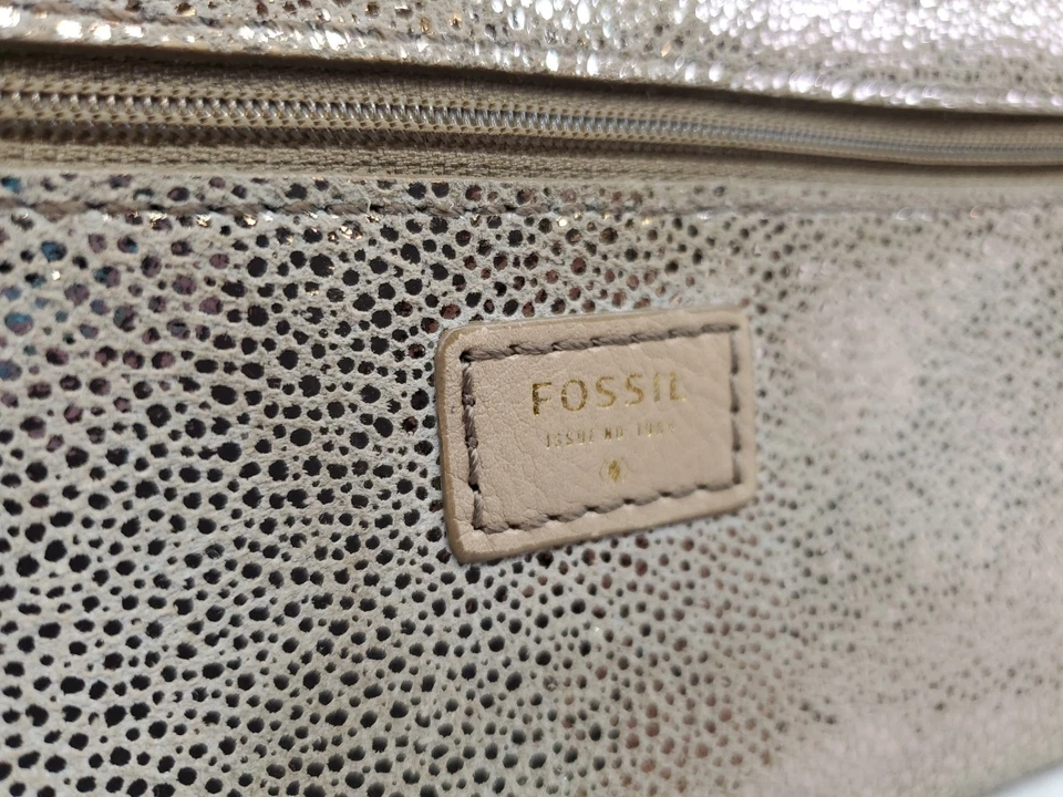 Cartera organizadora metálica grande de gamuza fósil beige y dorada moteada con cremallera larga de colección Foto 4 de 4