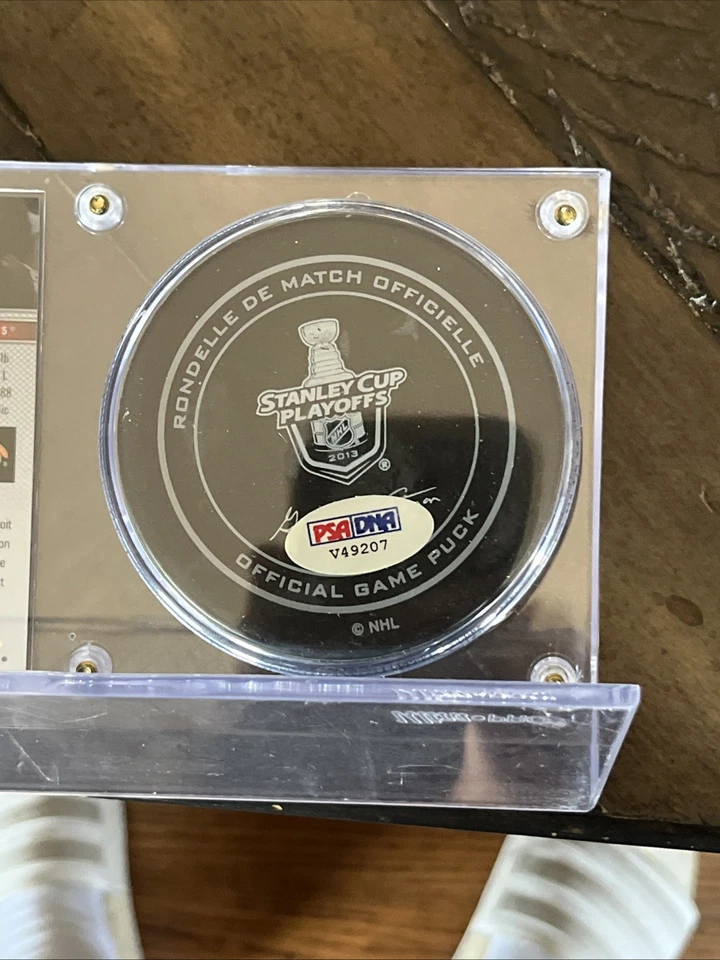 🏒 Disco e cartão assinado por Michael Frolik 2013 Stanley Cup Final Game 6 – PSA/DNA - Imagem 3 de 3