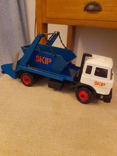 britains skip lorry