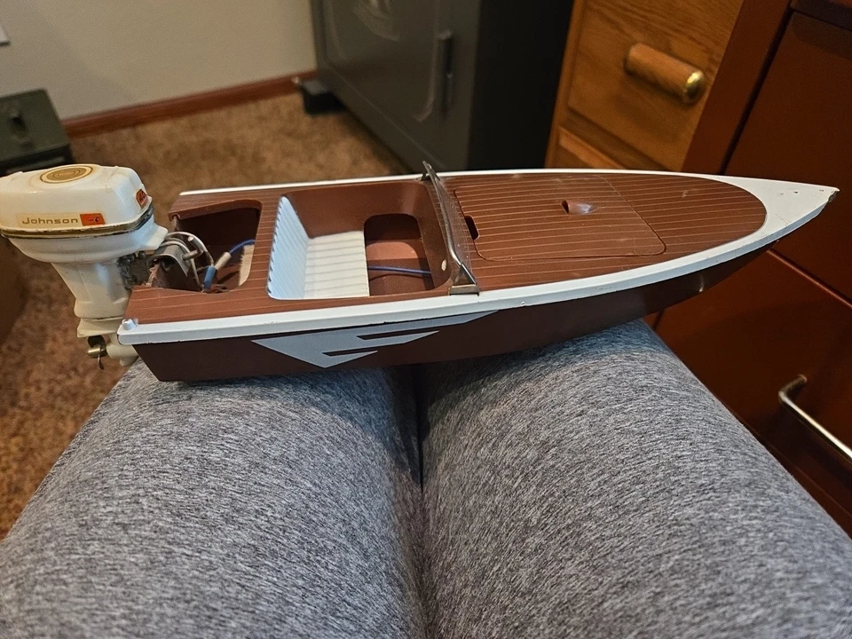 Fleet Liner Boot mit Johnson Motor Spielzeug Vintage