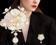 Elegant Mother of Pearl Flower Brooch Gold Plated Shell Pearl Jewelry