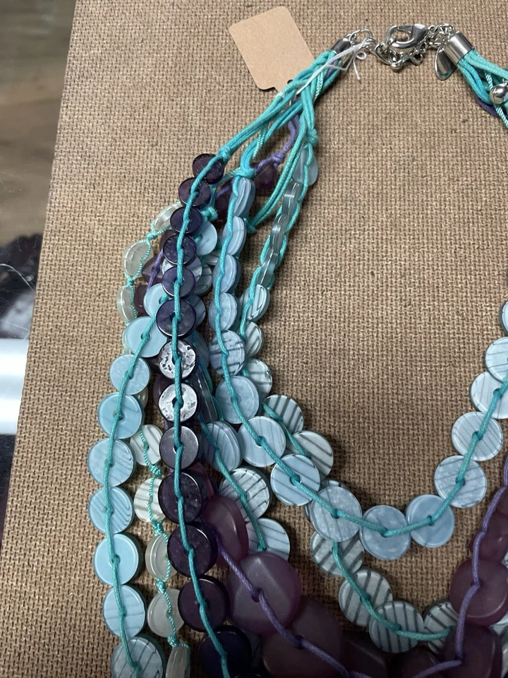 Collar Chico’s Multistrand Turquesa Púrpura Disco Shell Distintivo  Foto 3 de 4