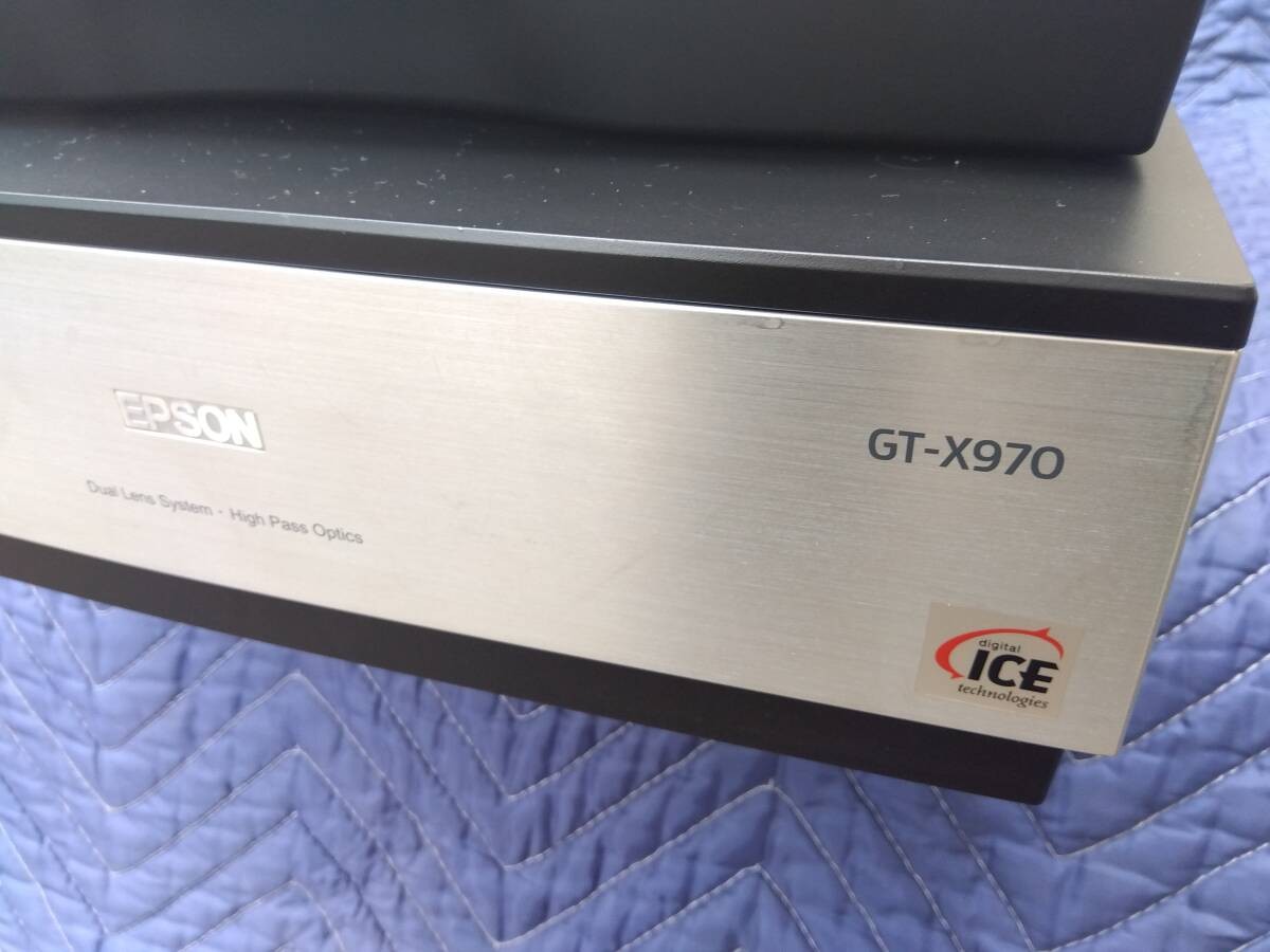 EPSON GT-X970 Perfection High-performance film Scanner Working