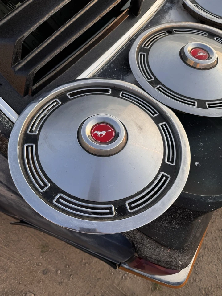 Juego de 4 cubiertas de rueda Ford Mustang II 1974 OEM 13"  Foto 2 de 2