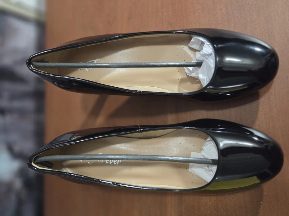 Zapato de vestir gatito de charol negro talla 7 tacón de 1 y 1/2 pulgada Foto 2 de 4