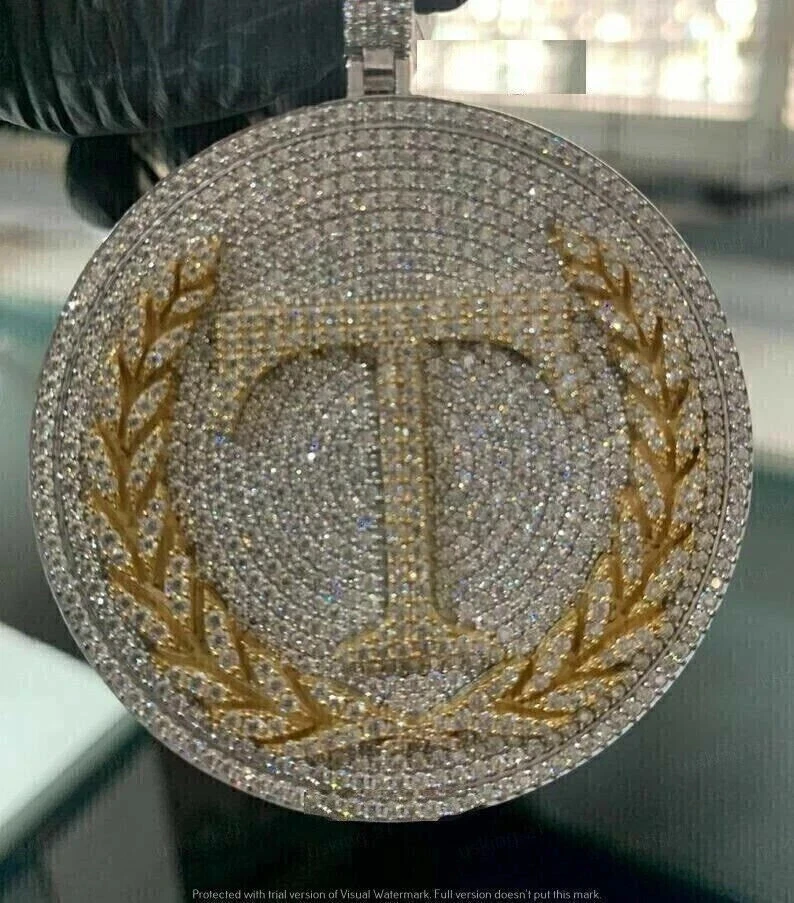 Colgante redondo de diamantes simulados de 3 quilates con letras en T personalizado enchapado en oro de dos tonos de 14 quilates para hombre Foto 2 de 4