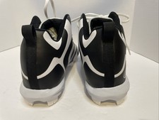 Chaussures et crampons de baseball blancs