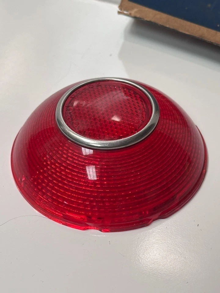 Guía de lente de luz trasera Pontiac Chieftain 1952-1954 NOS Foto 3 de 4