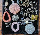 Junk Job Lot 60+PCS Mix Pendants Charms Jewelry Findings Upcycle Craft Vtg/Mod — photo 9