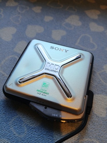 SONY MZ-E44 MINIDISC WALKMAN NEW BATTERY & ORIGINAL REMOTE. IMMACULATE COND!