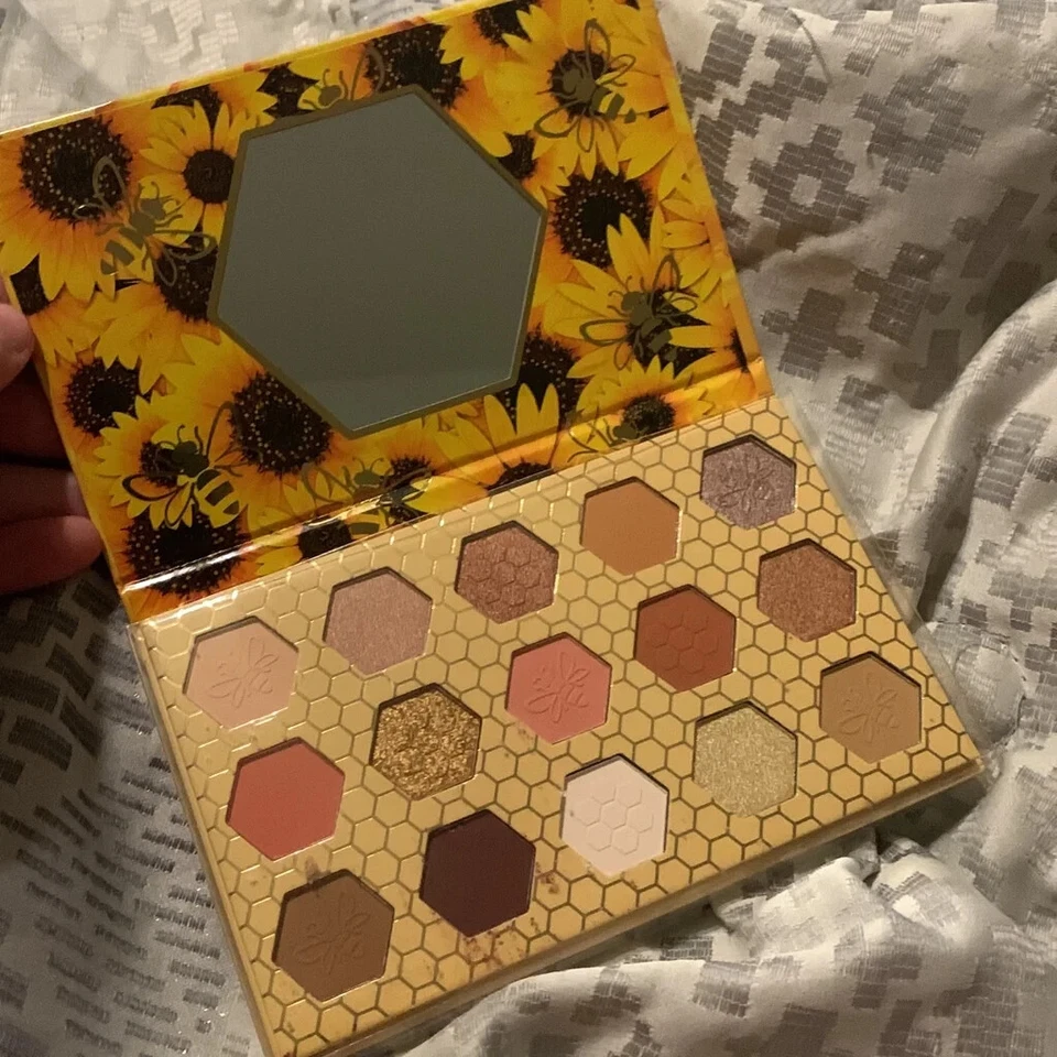 NEW... Bee Sweet nude eyeshadon palette (HONEY SCENTED) - Image 2 of 4