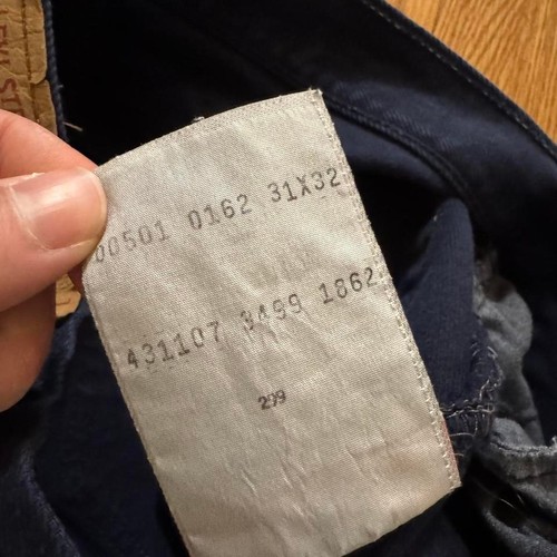 Jeans vintage anni 90 Levi's 501 bottoni mosca blu scuro USA taglia 31x32 effettivi 31x31 - Foto 6 di 8