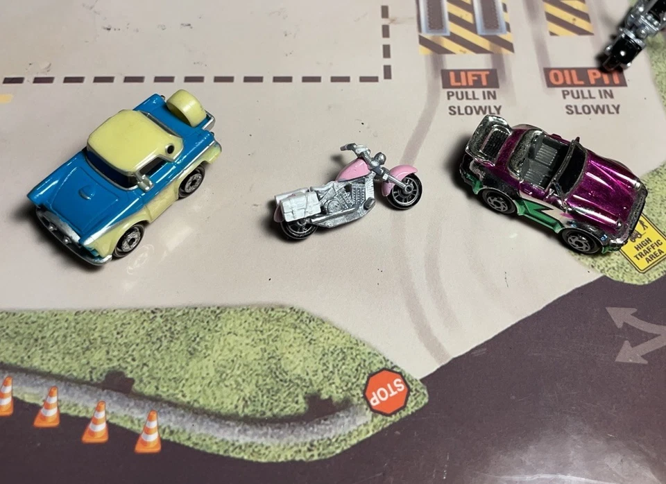 Sillín Harley escala MicroMachines RARO (rosa/blanco) OTROS VEHÍCULOS NO INCLUIDOS Foto 2 de 2