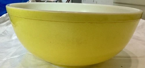 SUNNY PYREX Primary BRIGHT YELLOW 4 QUART LARGE MIXING BOWL ☀️  1950 unfaded