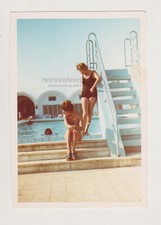 Zwei hübsche attraktive Frauen Strand Bikini...
