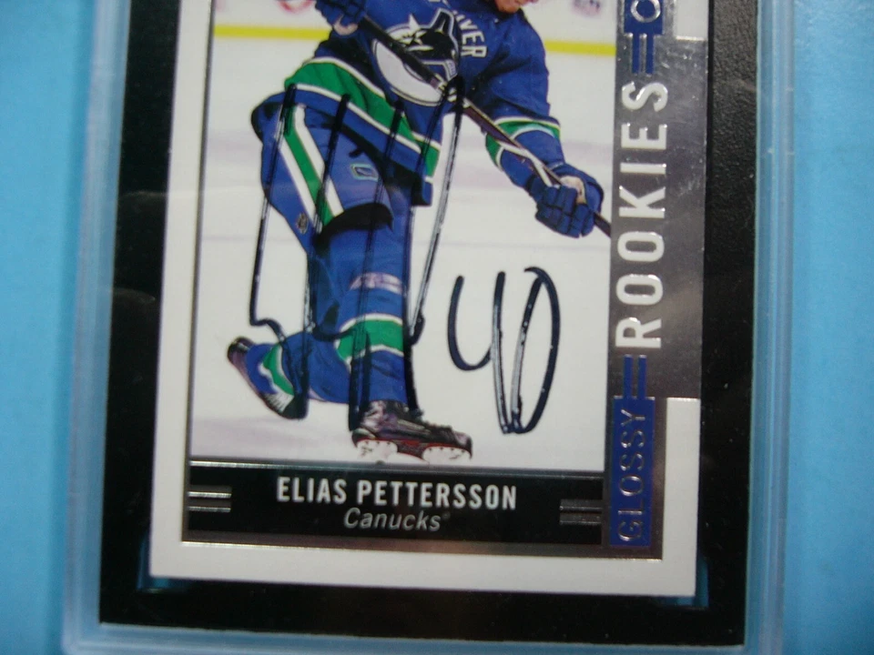 2018/19 O-PEE-CHEE GLOSSY CARD #R-10 ELIAS PETTERSSON ROOKIE AUTO KSA 9.5 OPC AG - Image 3 of 3