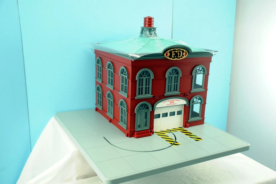 MTH RAIL KING 9102 OPERATING FIRE HOUSE. O GAUGE. NEW IN BOX W SHIPPER. - Image 4 of 4