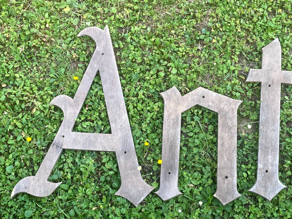 ANCIENNE ENSEIGNE COMMERCE "ANTIQUITES" - 10 GRANDES LETTRES EN BOIS BRUT - - Photo 2/4