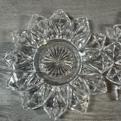 Menge 2 Vintage Klarglas Teller Untertasse - 6 1/2" Blume - hübsche Kerzenschale - Bild 2 von 5