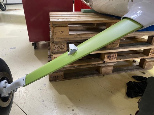 ✈️ CESSNA 172 NEW RIGHT Main Gear Leg Fairing 0541193-8 - Picture 5 of 9