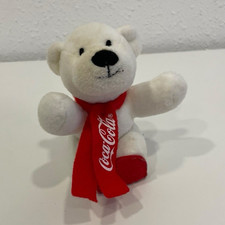 Coca-Cola Pl&uuml;sch-Eisb&auml;r Pl&uuml;schtier wei&szlig; mit rotem Coca-Cola Schal & Schlitten