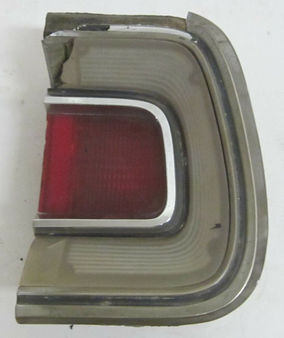 1968 Plymouth Barracuda RH Tail Light 2853274 Broken Bezel/White