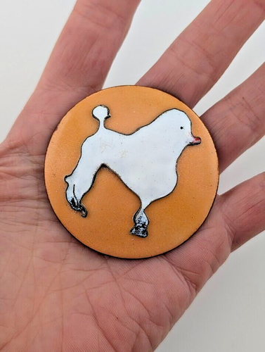 BROCHE CANICHE SANGRIENTO extraño hecho a mano naranja años 60 mod gogo perro pin metal esmalte B4 - Imagen 5 de 5