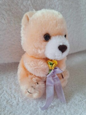 RUSS. Niedlicher pfirsichfarbener Teddybär, der eine Blume mit einem Band hält. Geschenk für Mama. 5 Fuß