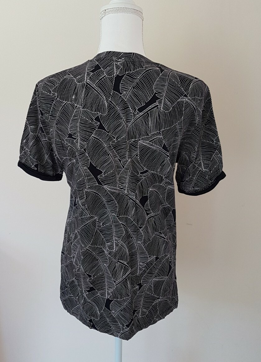 H & M Womens black  Patterned T Shirt Size 12 -14 thumbnail 2
