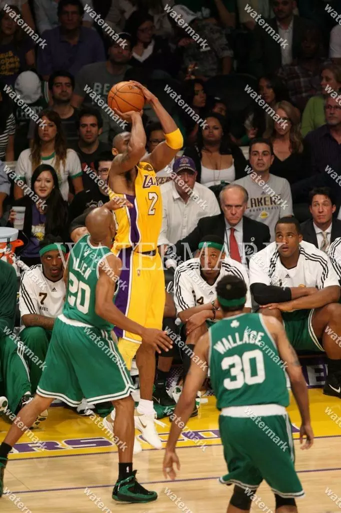 G111 Kobe Bryant LA Lakers Buzzer Beater Basketball 8x10 11x14