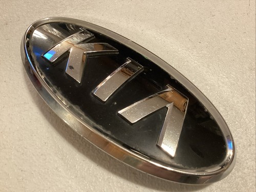 KIA Sedona 86353-4D520 Front Grille Emblem - Picture 2 of 5