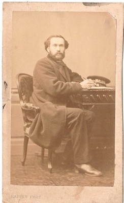 Mann mit Mütze zum Ausweisen schreibt an einen Tisch Foto CDV 1870 Paris