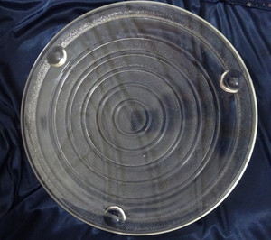 Mikrowellenteller mit 3 Füßen Pressglas transparent D 30cm Glas DDR Muster Ringe