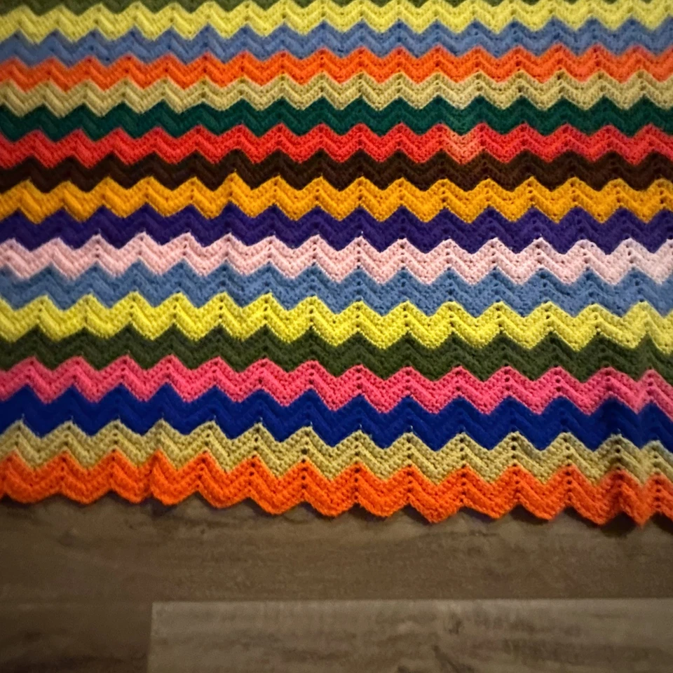 Manta tejida a mano vintage años 70 afgana colorida diseño Chevron crochet 68X58 Foto 2 de 4