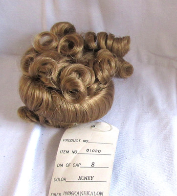 Vintage Puppe '' Dollsteil '' Perücke für 6 ins Kopfumfang Doll Old Stock Z11