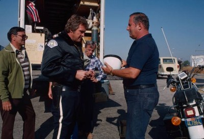 Lee Majors crew preparing for stunt in the tv show Fall Guy 1981 Old Photo 8