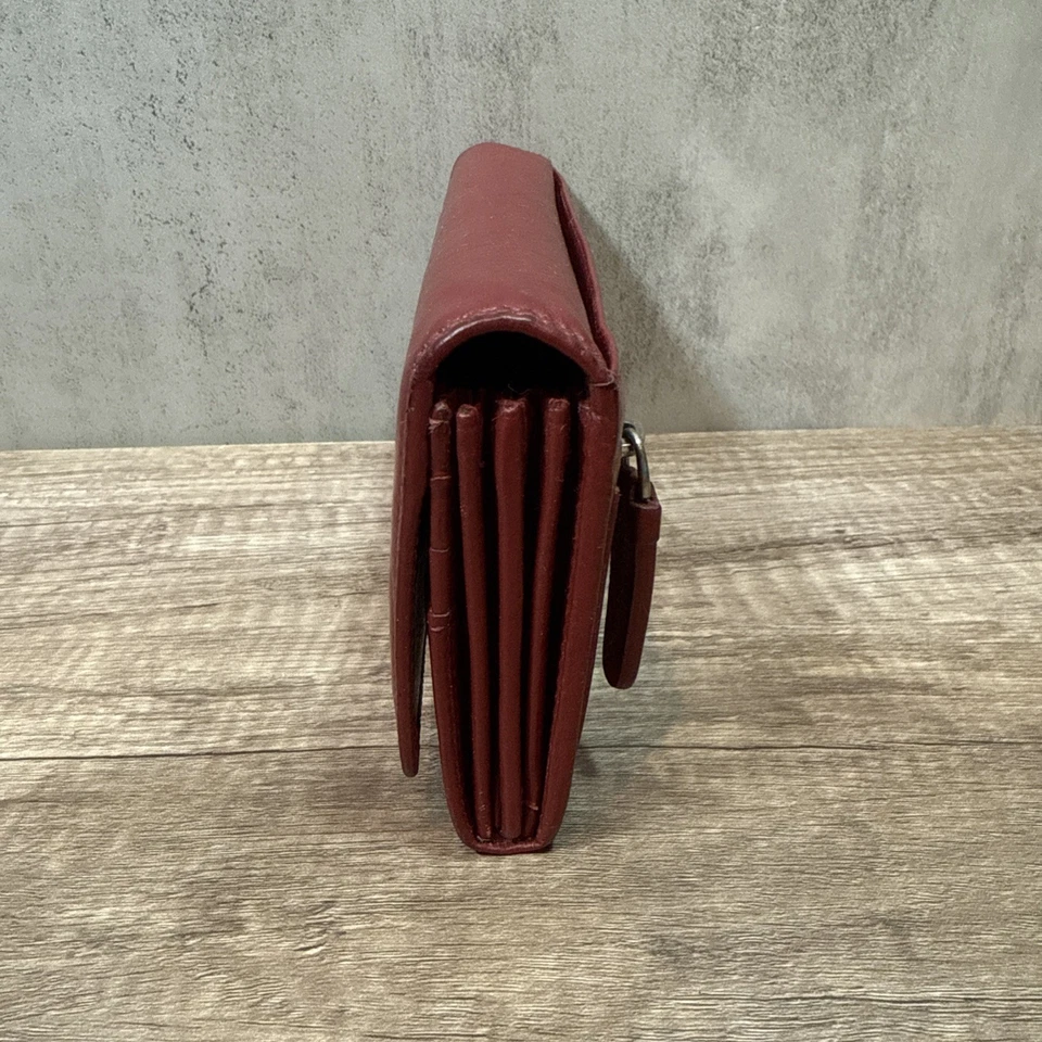 Cartera de cuero Visconti roja con cremallera para monedas, billetes y tarjetas de crédito Foto 3 de 4