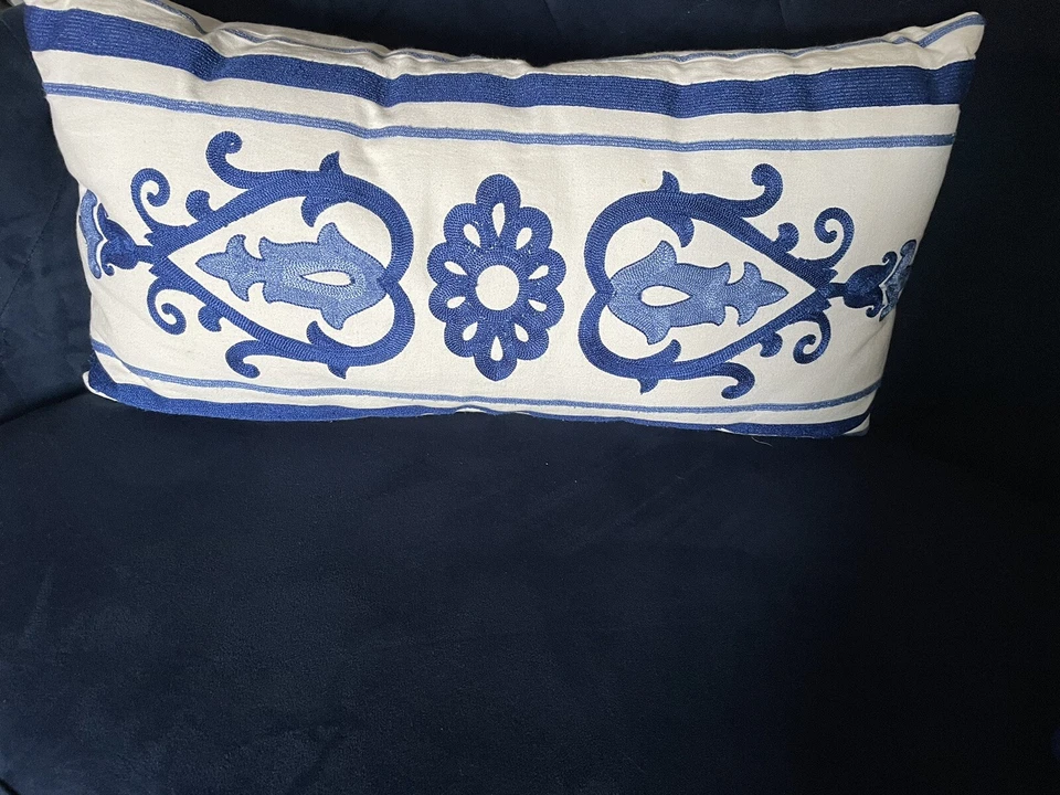 Синяя и белая белая вышитая подушка с цветочным рисунком - Изображение 4 из 4