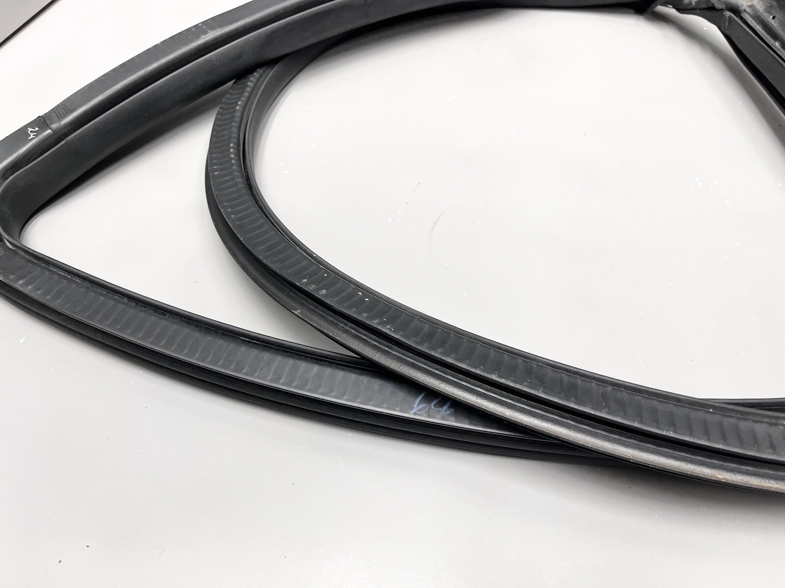 ⭐️2017-2020 MASERATI LEVANTE REAR LEFT SIDE DOOR BODY WEATHERSTRIP SEAL OEM