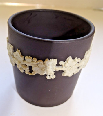 Wedgwood schwarzer Jaspis runder Topf - 55 mm hoch weiße Weinrebe Basrelief