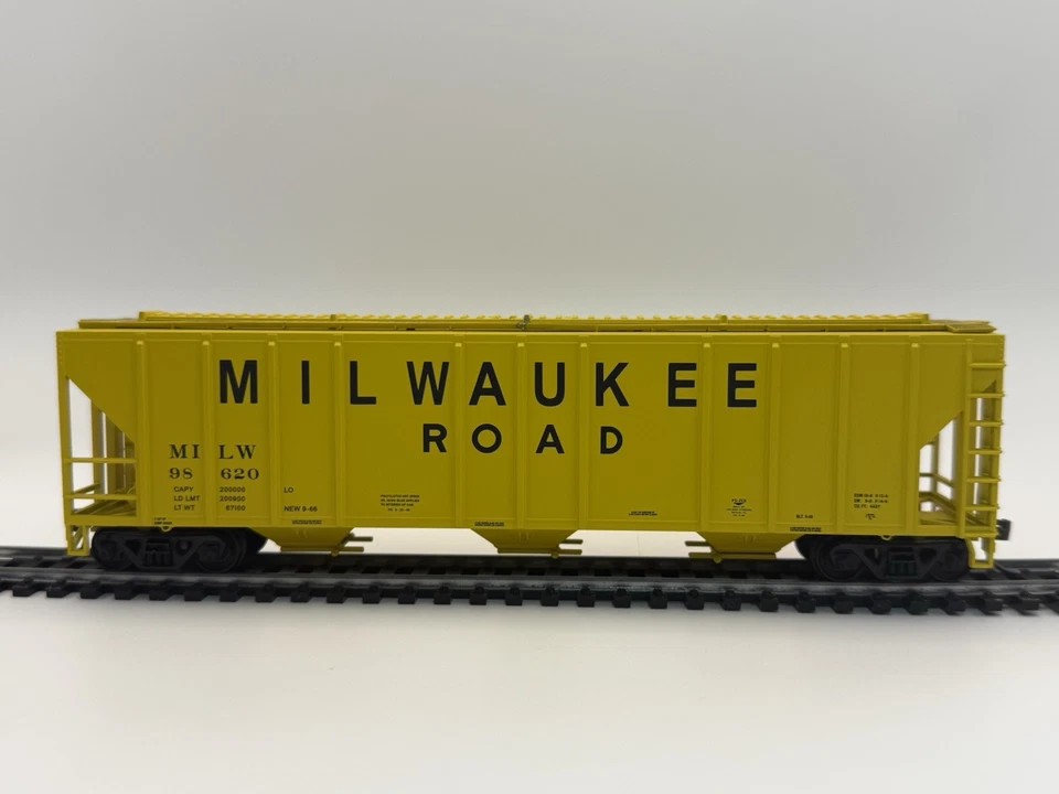 HO Athearn Milwaukee Road 3-Bay Covered Hopper MILW 98620 – Kadee Couplers - Image 3 of 4