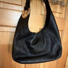 Borsa a tracolla donna Michael Kors nera con ciottoli e portafoglio abbinato