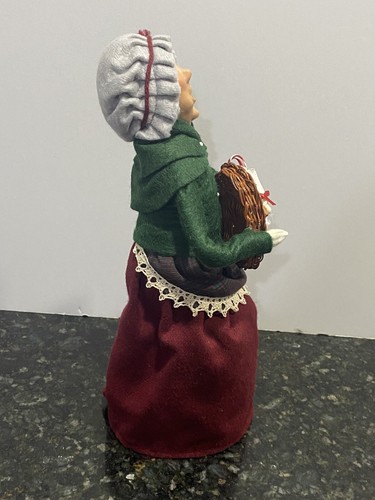 VTG 1998 THE CAROLERS BYERS CHOICE LTD "Lady W/Bread Candy Canes Cookies - Picture 7 of 10