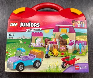 lego junior mia's farm suitcase