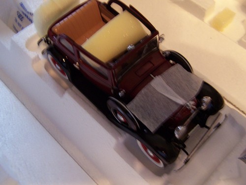 FRANKLIN MINT 1932 FORD V-8 BONNIE & CLYDES CAR MAROON BLACK 1/24 SCALE - Picture 6 of 6