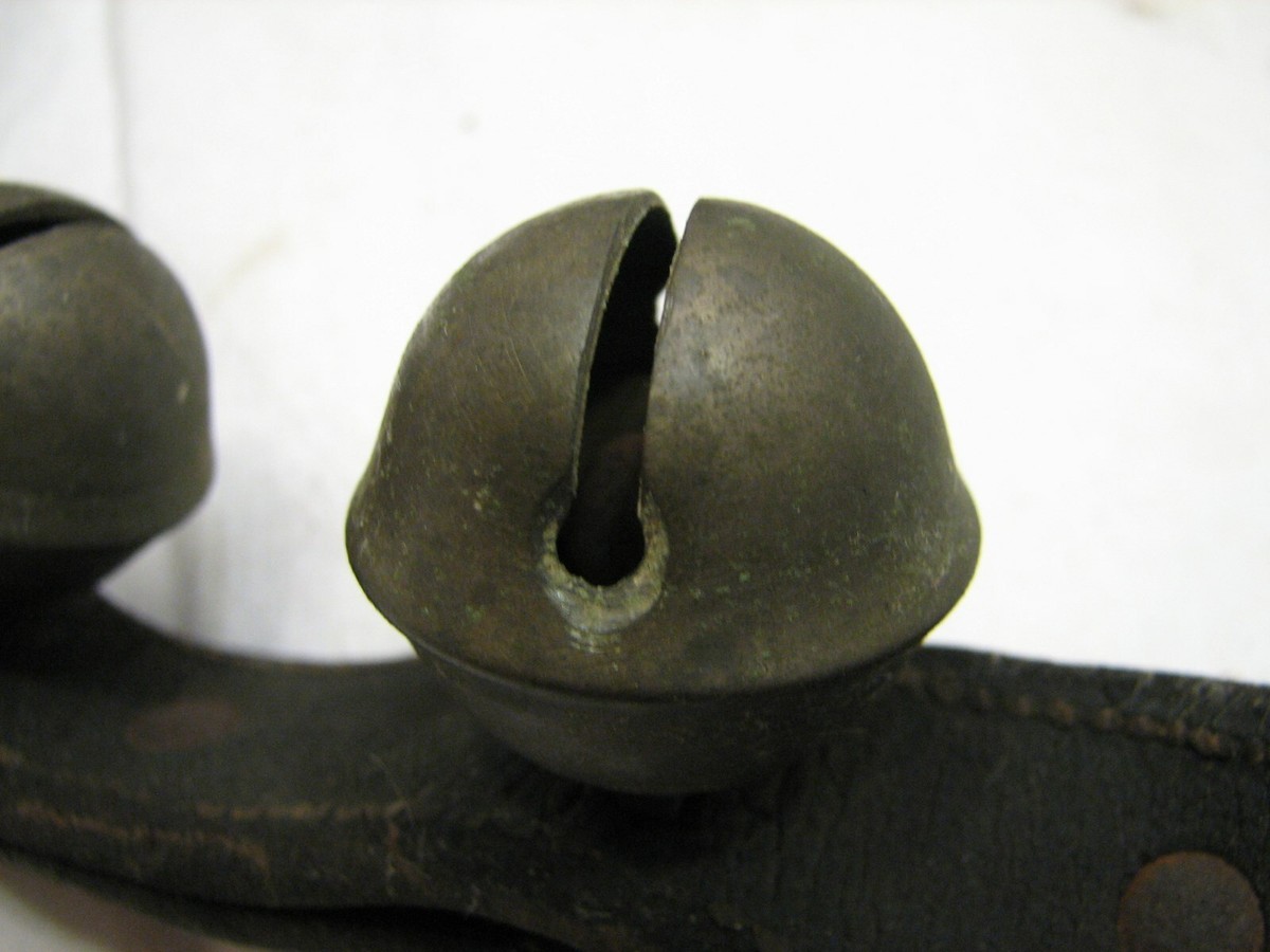 アンティークのソリのベル　ブラスベル Set 27 Early Antique Brass/Bronze Sleigh Bells Neck Horse