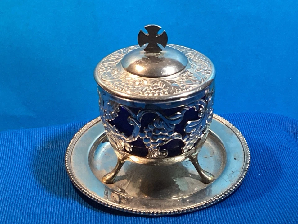 Saliera Antica Metallo Argentato Con Vetro Blu Cobalto. Viti, Uva E Croce. Bello - Immagine 2 di 4