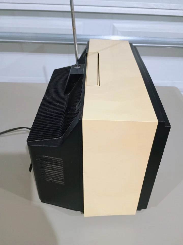 Televisión Philco Predicta, un televisor CRT en blanco y negro de finales de los años 50 Foto 3 de 4